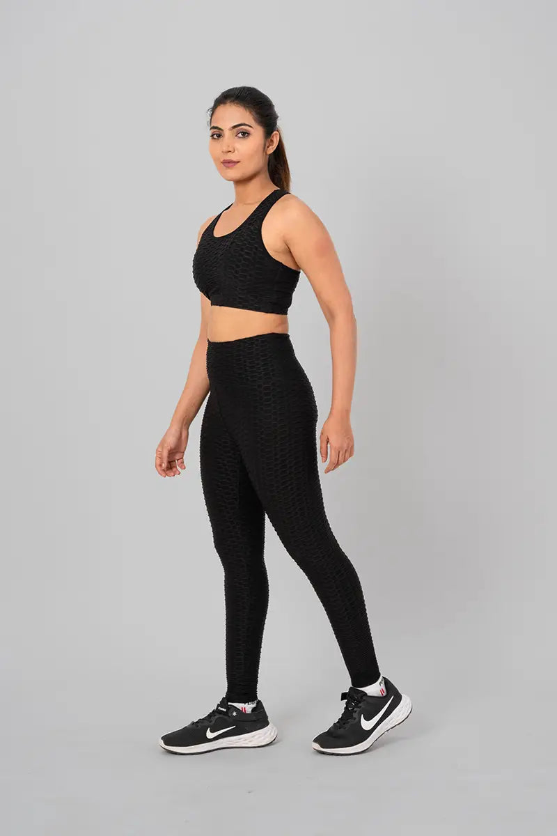 Women in gym wear, coord set - lunge position, emphasizing 4-way compression and no see-through guarantee.